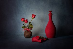 Elegant stilleben med røde roser af Leah Xu