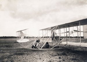 Leon Bollee arbejder på Wright-brødrenes fly, ca. 1909 af Leon Bollee