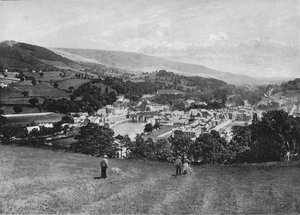 Llangollen og Crow Castle, c1896 af Lettsome and Sons