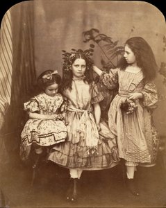 Flora Rankin, Irene MacDonald og Mary Josephine MacDonald på Elm Lodge, juli 1863. af Lewis Carroll