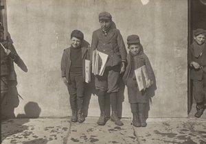 John Pento, 14 år, Daniel og Angelo Pento, 7 år, sælger aviser, Hartford, Connecticut