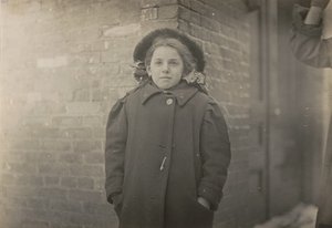 Mery Horn, en pukkelrygget tilstand forværret af den tunge ladning papirer, hun bar. Hartford, Connecticut, marts 1909