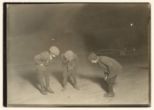 Et lortespil ved midnat. af Lewis W. Hine