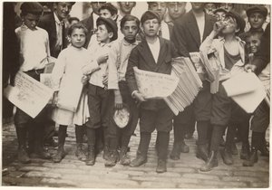 [Flok af Newsies, inklusive en pige].