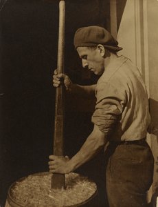 Fabriksarbejder af Lewis W. Hine