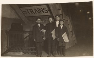 [Fire Newsies ved en indgang til undergrundsbanen, New York City].
