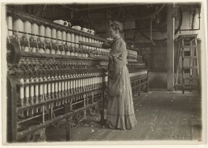 I en gammeldags tekstilfabrik (spinderi).
