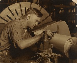 Mand med mikrometer, der måler en aksel til en tusindedel af en tomme. af Lewis W. Hine