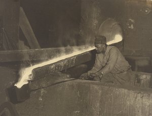 [Støberimedhjælper, Baldwin lokomotivfabrik] af Lewis W. Hine
