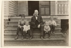 [Mr. Smith, opsynsmand på Wylie Mill, med fire børn, Chester, South Carolina].