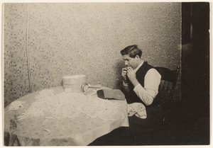 Rullende cigaretter i N.Y. Tenement/[Hjemmearbejde]
