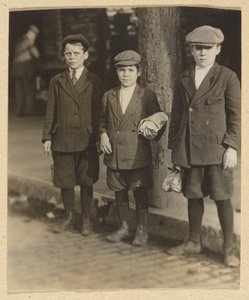 [Tre drenge på City Street i knickers og kasketter].