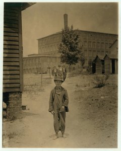 12-årige Eddie Norton, tjener omkring 40 cent om dagen som fejemaskine ved Saxon Mill, Spartanburg, North Carolina, 1912 af Lewis Wickes Hine