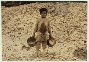 Den 5-årige migrantrejeplukker Manuel foran en bunke østersskaller, arbejder i et andet år hos Dunbar, Lopez, Dukate Company, Biloxi, Mississippi, 1911 af Lewis Wickes Hine