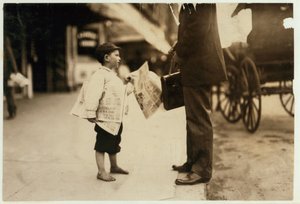 6-årig aviskant Hyman sælger papirer indtil kl. i Lawrence, Massachusetts, 1911 af Lewis Wickes Hine