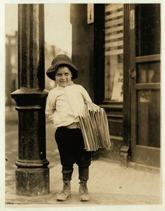 6-årig avisdreng, kendt som Little Fattie og kun 3 ft 4 ins høj, har arbejdet i et år i St. Louis, Missouri, 1910
