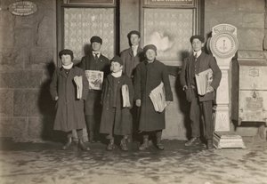 8:30 P.M. Gruppe af avisdrenge sælger ved depotet, Hartford, Connecticut. Mindste dreng 11 år gammel, marts 1909 (foto) af Lewis Wickes Hine