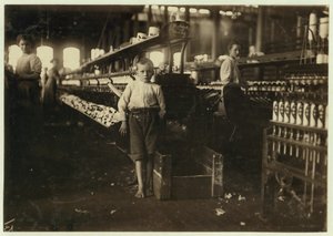 8-årige Leo, kun 4 fod høj, henter spoler for 15 cent om dagen ved Elk Cotton Mills, Fayetteville, Tennessee, 1910 af Lewis Wickes Hine