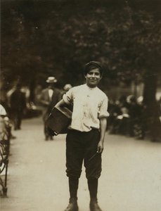 En ung skopudser arbejder på Union Square i New York City. af Lewis Wickes Hine