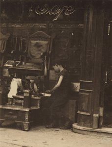 En ung skomager arbejder på Canal Street i New York City. af Lewis Wickes Hine