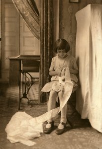En ung pige klipper blonder i sit hjem i New York City af Lewis Wickes Hine