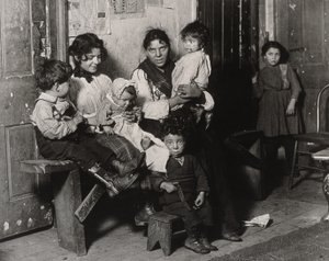 Et italiensk hjem nær Hull House, Chicago, 1910 af Lewis Wickes Hine