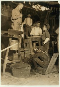 Blæser- og formdreng ved Seneca Glass Works, Morgantown, West Virginia, 1908 af Lewis Wickes Hine