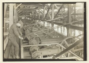Der er ikke længere brug for afbryderdrenge, dette er en moderne afbryder af Lewis Wickes Hine