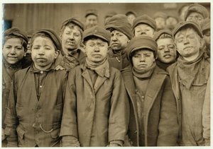 Breaker boys (som sorterer kul i hånden) hos Hughestown Borough Coal Co. Pittston, Pennsylvania, 1911 af Lewis Wickes Hine