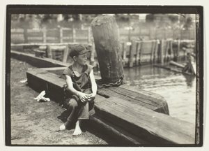 Nede på kajen, New York af Lewis Wickes Hine