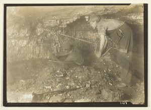 At bore efter et skud: Gammeldags måde at udvinde kul på af Lewis Wickes Hine