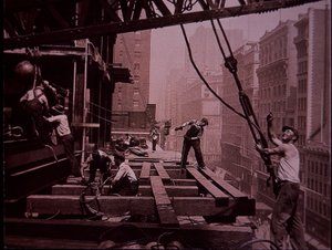 Empire State Building under opførelse, der viser en løftebande på arbejde af Lewis Wickes Hine