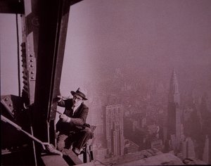 Empire State Building under opførelse, der viser en inspektør, der kontrollerer arbejde af Lewis Wickes Hine