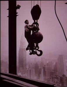 Empire State Building under opførelse, viser medlem af boretårnets besætning af Lewis Wickes Hine