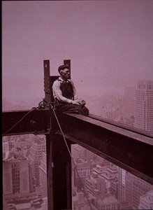 Empire State Building under opførelse, der viser en håndværker, der holder en pause