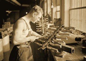 Fabriksarbejder hos Paragon Rubber Company, Massachusetts. 1936 af Lewis Wickes Hine