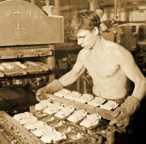 Fabriksarbejder ved Paragon Rubber Company, Massachusetts . 1936 af Lewis Wickes Hine