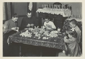 Familien laver blomster af Lewis Wickes Hine