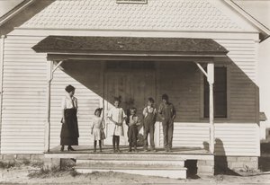 Fem elever til stede på skole nr. 6, distrikt 3, Fort Michigan, Colorado, 1915 af Lewis Wickes Hine