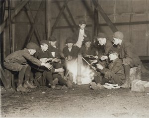 Gruppe af avisdrenge kl. 22:00 af Lewis Wickes Hine