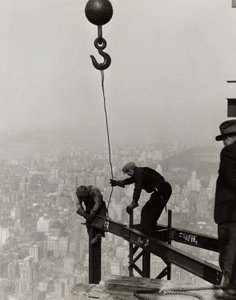 Højt oppe på Empire State Building, N.Y. af Lewis Wickes Hine