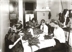 Hjemmearbejde (fremstilling af strømpebånd) af Lewis Wickes Hine