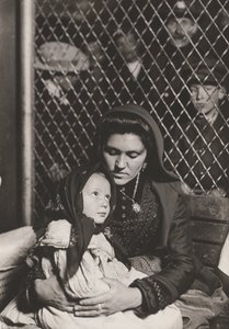 Immigrantmor og barn af Lewis Wickes Hine