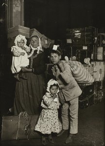 Italiensk familie søger tabt bagage, Ellis Island af Lewis Wickes Hine