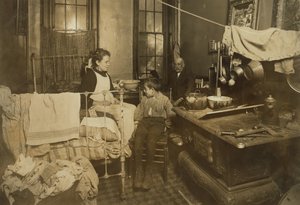 Jimmie Chinquanana "underklasse" kategori, hjemme i New York bag familiens butik, 1913 af Lewis Wickes Hine