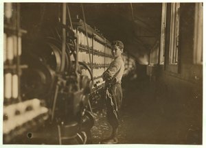 John Dempsey, 11 eller 12 år gammel, lørdagsarbejder i muldyrspinderummet ved Jackson Mill, Fiskeville, Rhode Island, 1909 af Lewis Wickes Hine