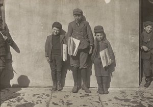 John Pento, 14 år, Daniel og Angelo Pento, 7 år, sælger aviser, Hartford, Connecticut af Lewis Wickes Hine