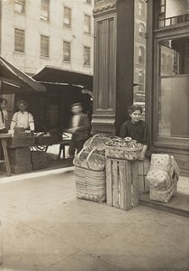 Lena Lochiavo - 11 år gammel, sælger af kurve (og saltkringler), på Sixth Street Market foran indgangen til en saloon, Cincinnati, Ohio