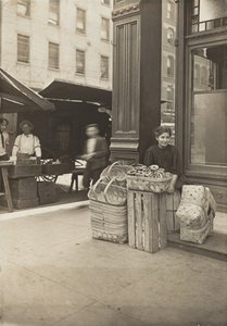 Lena Lochiavo, 11 år gammel, sælger af kurv og kringle, på Sixth Street-markedet foran saloon-indgangen, Cincinnati, Ohio, august 1908 (gelatine-sølvtryk)
