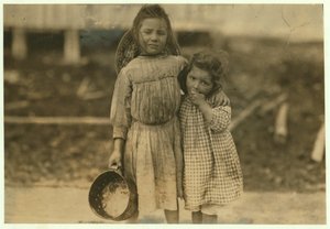 Maud og Grade Daly, 5 og 3 år gamle vælger omkring en gryde rejer hver dag for Peerless Oyster Company, Bay St. Louis, Mississippi, 1911 af Lewis Wickes Hine